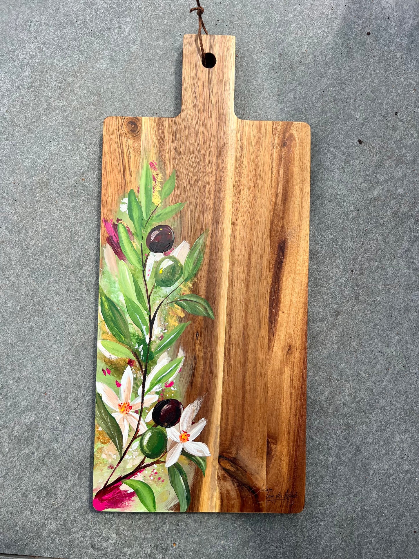 Handgeschilderde borrelplank Witte bloemen en olijven
