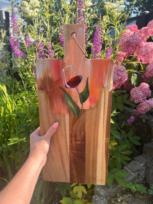 Handgeschilderde borrelplank Rode wijn en tulp