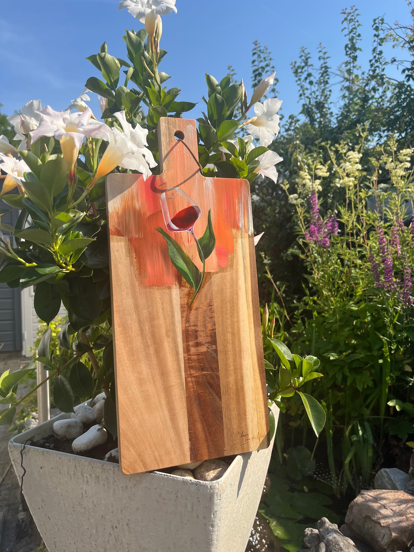 Handgeschilderde borrelplank Rode wijn en tulp