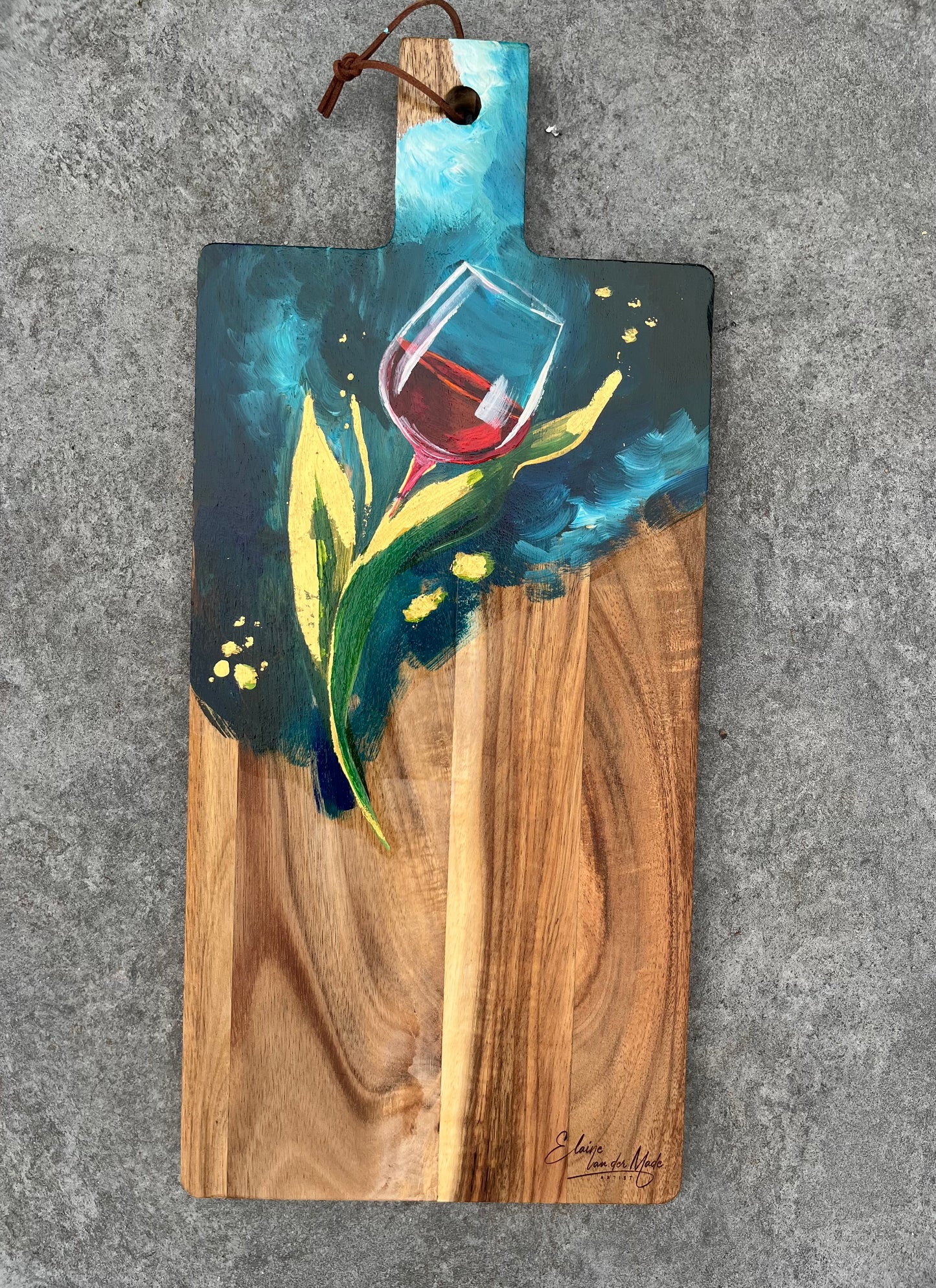 Handgeschilderde borrelplank Rodewijn-tulp en 23 karaats bladgoud