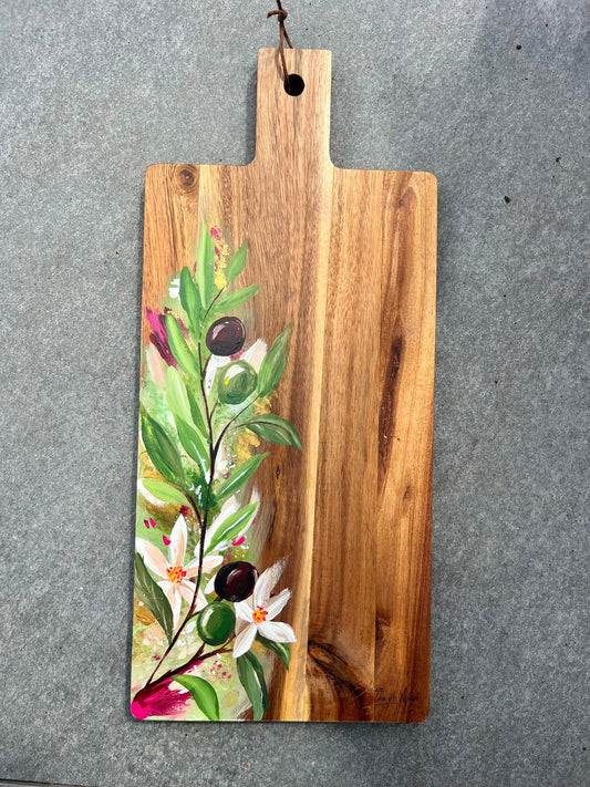 Handgeschilderde borrelplank Witte bloemen en olijven