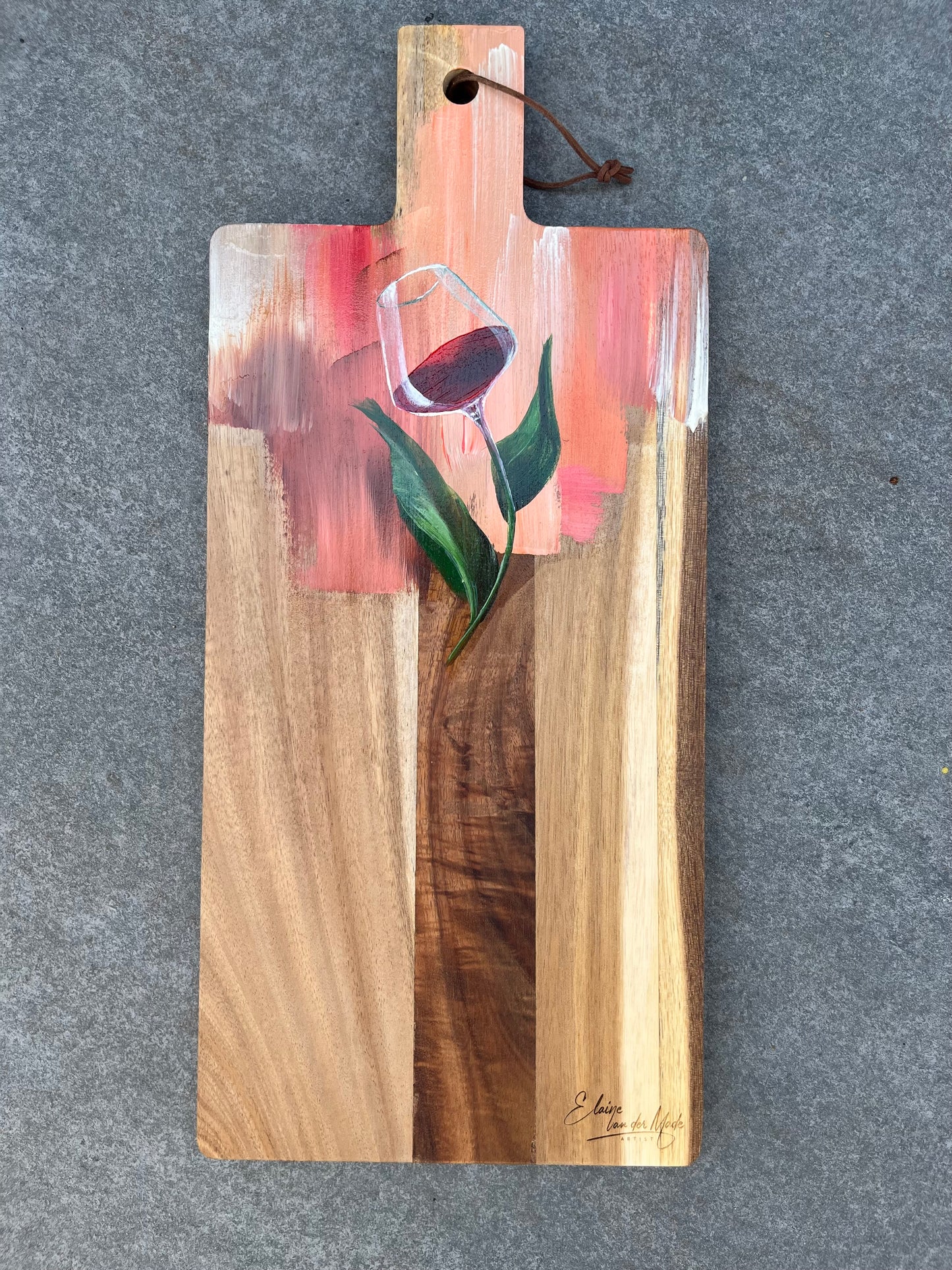 Handgeschilderde borrelplank Rode wijn en tulp